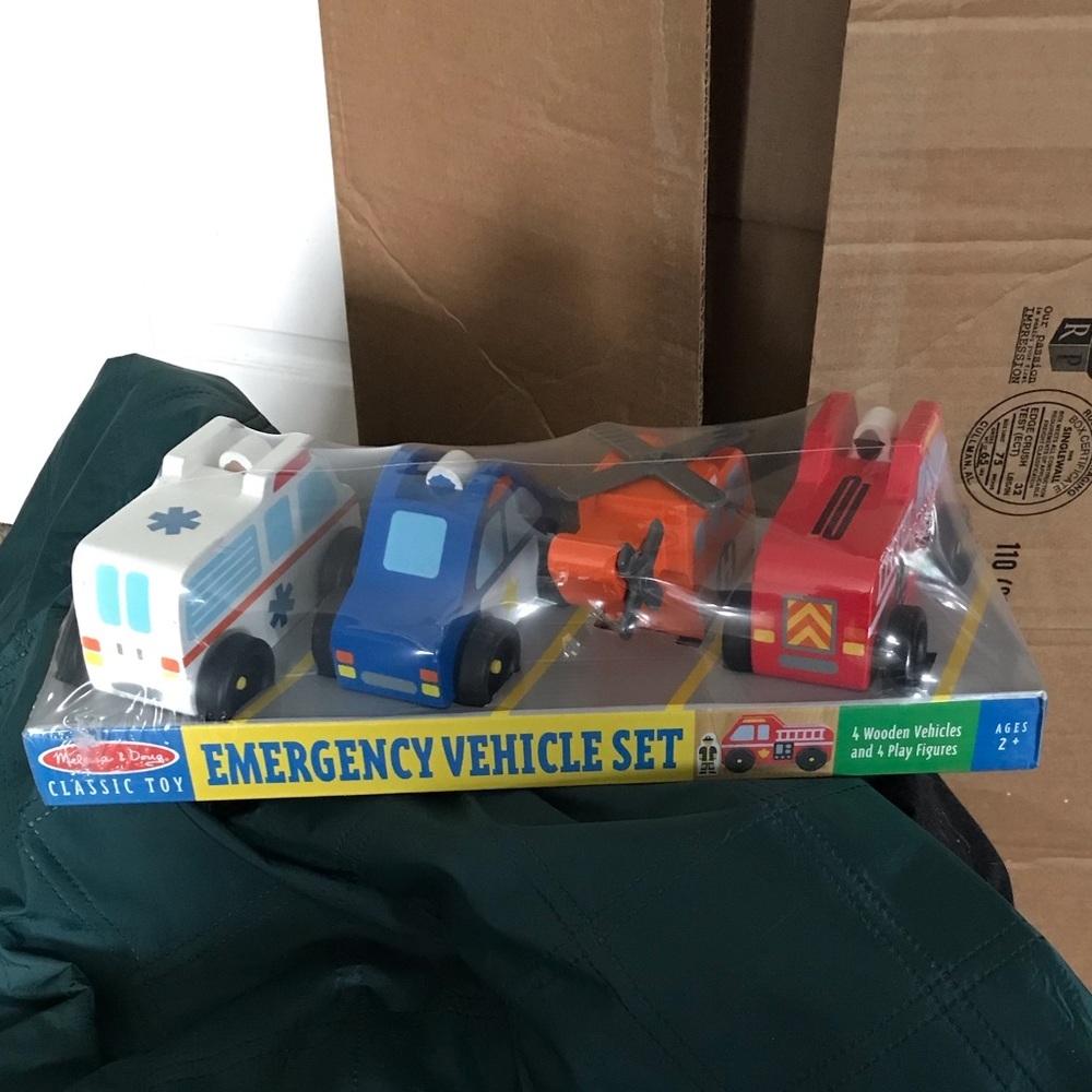 Melissa & Doug Emergency Vehicle Toy Set 4 Wooden Vehicles and 4 Play Figures